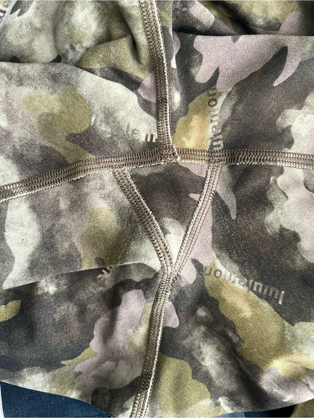 🍋🦄LIKE NEW Lululemon Heritage Camo Wash Juniper Green Power Thru HR Tight - Sz 8